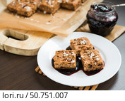 Домашняя выпечка. Овсяный пирог с черничным джемом. Сладкий десерт. Homemade baking. Sweet Dessert. Oatmeal cake with blueberry jam. Стоковое фото, фотограф AllNikArt / Фотобанк Лори