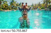 Giraffe bathing in the pool. Стоковое AI-видео, аниматор Виктория Кольцова / Фотобанк Лори