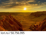 Bayanzag flaming cliffs at sunset in Mongolia. Стоковое фото, фотограф Михаил Коханчиков / Фотобанк Лори
