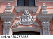 Лепной декор на фасаде дореволюционного дома в Астрахани. Стоковое фото, фотограф Павел Просянов / Фотобанк Лори