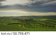 Tuscany landscape road cypresses hill sunset (2023 год). Стоковое видео, видеограф Михаил Коханчиков / Фотобанк Лори