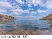 Горное озеро под голубым небом с облаками. Стоковое фото, фотограф Анастасия Юдина / Фотобанк Лори