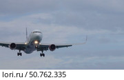 Passenger airplane before landing. Стоковое видео, видеограф Михаил Коханчиков / Фотобанк Лори
