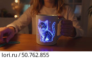 A fairy-tale plot with a girl and a kitten on a mug. Стоковое AI-видео, аниматор Виктория Кольцова / Фотобанк Лори