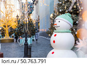 New Year's card 2026. Christmas background with a snowman. Concept of preparing and decorating for the New Year. Holiday toys and snowmen on the streets of Moscow. Стоковое фото, фотограф Photojuli / Фотобанк Лори