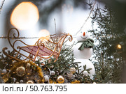 New Year's card 2026. Christmas background with a snowman. Concept of preparing and decorating for the New Year. Holiday toys and snowmen on the streets of Moscow. Стоковое фото, фотограф Photojuli / Фотобанк Лори