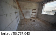 Unfinished room with wooden ladder and trestle during house construction process. Стоковое видео, видеограф Mikhail Davidovich / Фотобанк Лори