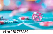Close-up of a Pink Die on a Gaming Table with Chips. Стоковое AI-изображение, AI-художник Данила Большаков / Фотобанк Лори