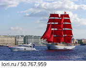 Алые паруса брига "Россия" и окружающие суда. Река Нева, Санкт-Петербург (2021 год). Редакционное фото, фотограф Алексей Иванов / Фотобанк Лори