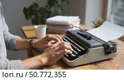 Writer typing on a vintage typewriter in home office. Стоковое AI-видео, аниматор Юрий Поздников / Фотобанк Лори