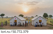 Field hospital tents providing medical aid at sunset. Стоковое AI-видео, аниматор Юрий Поздников / Фотобанк Лори