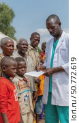 Doctor providing healthcare to child in refugee camp. Стоковое AI-видео, аниматор Юрий Поздников / Фотобанк Лори