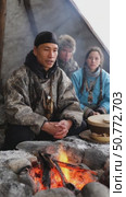 Indigenous man telling stories around campfire in tent. Стоковое AI-видео, аниматор Юрий Поздников / Фотобанк Лори