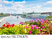 Софийская и Кремлевская набережные. Летний день. Солнечно. Москва. Редакционное фото, фотограф E. O. / Фотобанк Лори