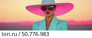 Stylish Woman in Wide-Brim Hat at Sunset. Стоковое AI-изображение, AI-художник Данила Большаков / Фотобанк Лори