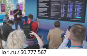 Audience observing a presentation with multimedia visuals in a modern setting. Стоковое видео, видеограф Антон Гвоздиков / Фотобанк Лори