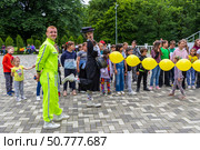 Maykop, Russia - May 26, 2024: Animators dressed as fairy-tale characters entertain children with games and performances on the playground on a spring day. Редакционное фото, фотограф Андрей С / Фотобанк Лори