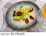 Pile of guacamole on plate, sprinkled with chopped hot onions, decorated with slices of tomatoes. Стоковое фото, фотограф Яков Филимонов / Фотобанк Лори