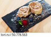 Tasty dessert Cinnabon. Стоковое фото, фотограф Яков Филимонов / Фотобанк Лори
