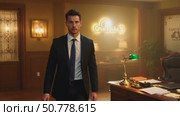 A man in a suit is walking into a room with a desk and a chair. Стоковое AI-видео, аниматор Виктория Кольцова / Фотобанк Лори