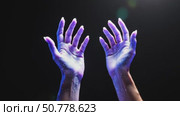 Two hands are shown in a dark room with a light shining on them. Стоковое AI-видео, аниматор Виктория Кольцова / Фотобанк Лори
