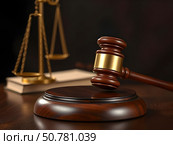 Судейский молоток и весы. Стоковое AI-изображение, AI-художник Boostport / Фотобанк Лори