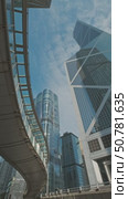 Modern skyscrapers reflect city skyline in bright daylight. Стоковое видео, видеограф Михаил Коханчиков / Фотобанк Лори