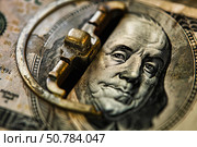 Old padlock locking one hundred dollar bill with benjamin franklin. Стоковое AI-изображение, AI-художник Иван Рябоконь / Фотобанк Лори