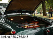 Classic car trunk open showing luggage at concours d'elegance. Стоковое AI-изображение, AI-художник Иван Рябоконь / Фотобанк Лори