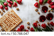 Colorful Celebration With Wine, Matzo, Tulips and Walnuts on a Festive Table Setting During Springtime. Стоковое AI-изображение, AI-художник Юлия Гапеенко / Фотобанк Лори