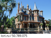 Victorian haunted mansion with spanish moss in louisiana bayou on sunny day. Стоковое AI-изображение, AI-художник Иван Рябоконь / Фотобанк Лори