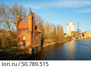 Домик мостового смотрителя. Калининград (2012 год). Редакционное фото, фотограф Сергей Куров / Фотобанк Лори