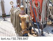 Корабельный блок с канатом на палубе парусного корабля. A ship's block with a rope on the deck of a sailing ship. Стоковое фото, фотограф Татьяна Д / Фотобанк Лори
