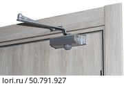 Дверной металлический доводчик, установленный на двери. Automatic hydraulic device, leaver hinge door closer holder on a white background. Стоковое фото, фотограф Татьяна Д / Фотобанк Лори