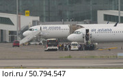 Air Astana passengers boarding via stairs (2024 год). Редакционное видео, видеограф Игорь Жоров / Фотобанк Лори