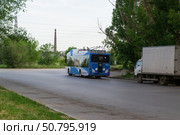 Троллейбус с автономным ходом БКМ 32100D движется по улице с опущенными токоприёмниками. Волгоград, Тракторозаводский район, Россия. (2022 год). Редакционное фото, фотограф Андрей Цыганков / Фотобанк Лори