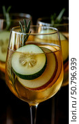 Refreshing Cucumber and Apple Spritzer with Rosemary Garnish: A Close-Up of Sparkling Cocktail. Стоковое AI-изображение, AI-художник Данила Большаков / Фотобанк Лори
