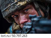 Российский военнослужащий в полной боевой экипировке и защитном шлеме прицеливается из автомата на фоне военной техники в зоне боевых действий. Стоковое AI-изображение, AI-художник ArtVladZ / Фотобанк Лори