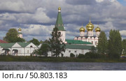 Валдайский Иверский Богородицкий Святоозерский монастырь — православный мужской монастырь на Сельвицком острове Валдайского озера в Валдайском районе Новгородской области (2021 год). Стоковое видео, видеограф Куликов Константин / Фотобанк Лори