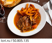 Braised beef in vegetable gravy with fried potatoes. Стоковое фото, фотограф Яков Филимонов / Фотобанк Лори