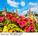 Спасская башня Московского Кремля и Собор Василия Блаженного. Летний день. Солнечно. Москва. Россия. Редакционное фото, фотограф E. O. / Фотобанк Лори