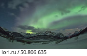 Northern lights illuminating snowy mountains under starry night sky. Стоковое AI-видео, аниматор Андрей Бажанов / Фотобанк Лори