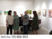 Открытие выставки наивных художников "Квартира" на Невском проспекте 60 Санкт-Петербург. Редакционное фото, фотограф Дмитрий Неумоин / Фотобанк Лори