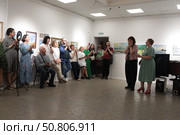 Открытие выставки наивных художников "Квартира" на Невском проспекте 60 Санкт-Петербург. Редакционное фото, фотограф Дмитрий Неумоин / Фотобанк Лори