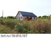 Недостроенный, заброшенный дом на участке ИЖС. Стоковое фото, фотограф Юлия Сергеевна Купина / Фотобанк Лори