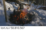 Food is cooked on a campfire in a pot in a winter forest. Стоковое видео, видеограф Виктор Тихонов / Фотобанк Лори
