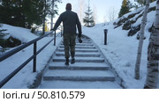 Ruskeala, Karelia. A man walks through a winter park. Стоковое видео, видеограф Виктор Тихонов / Фотобанк Лори
