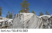 Ruskeala. A man on a marble rock in winter. Стоковое видео, видеограф Виктор Тихонов / Фотобанк Лори