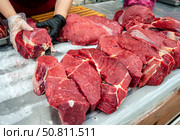 Выкладка мяса на прилавок. Мясной ряд Центрального рынка города Воронеж (2024 год). Редакционное фото, фотограф Вячеслав Палес / Фотобанк Лори
