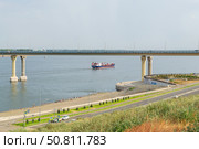 Танкер Газпромнефть Норд-Ист проходит под Танцующим мостом на реке Волга. Волгоград, Россия. (2021 год). Редакционное фото, фотограф Андрей Цыганков / Фотобанк Лори